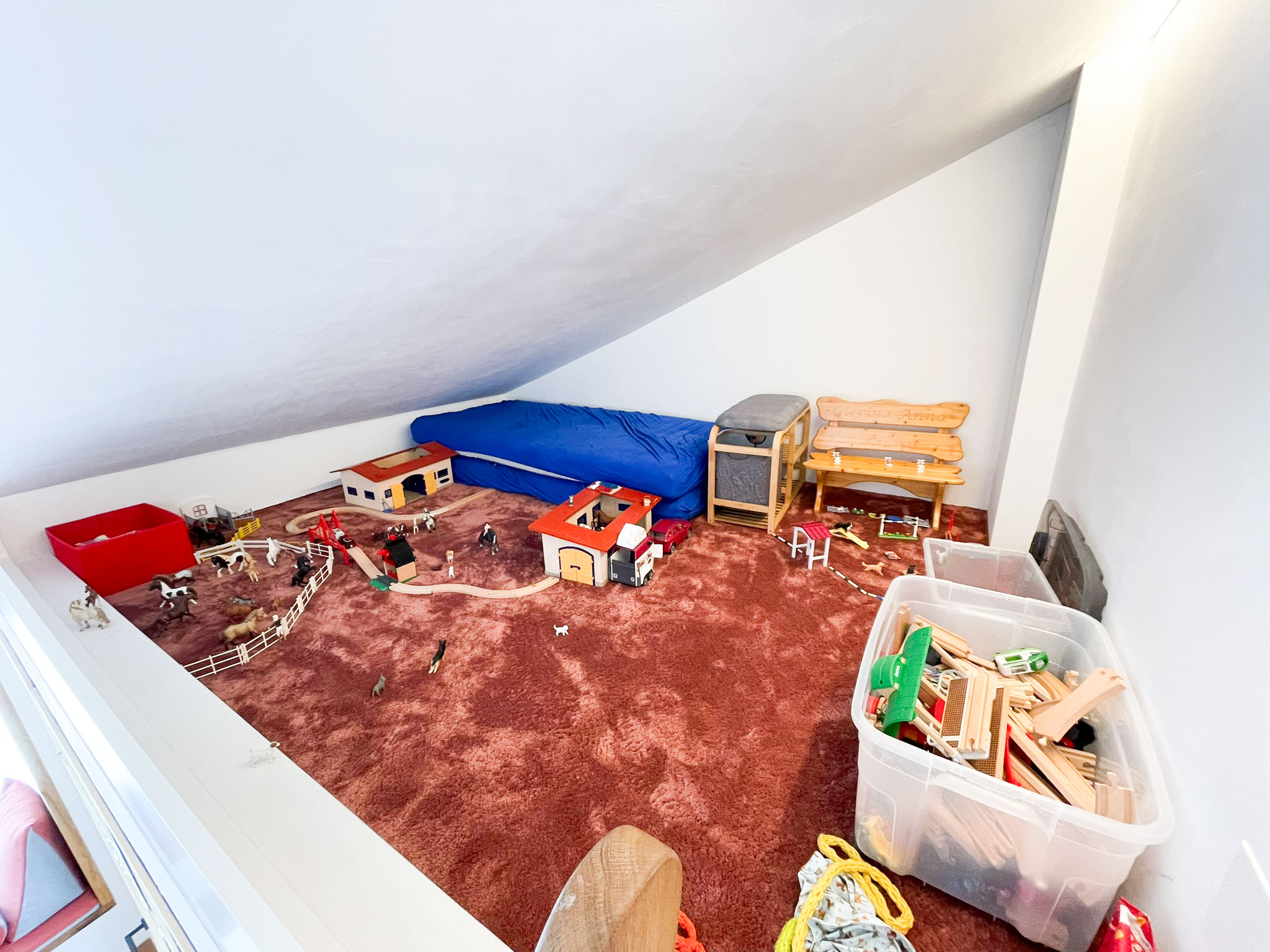 Im Wohnraum gibts oberhalb vom Balkon eine 