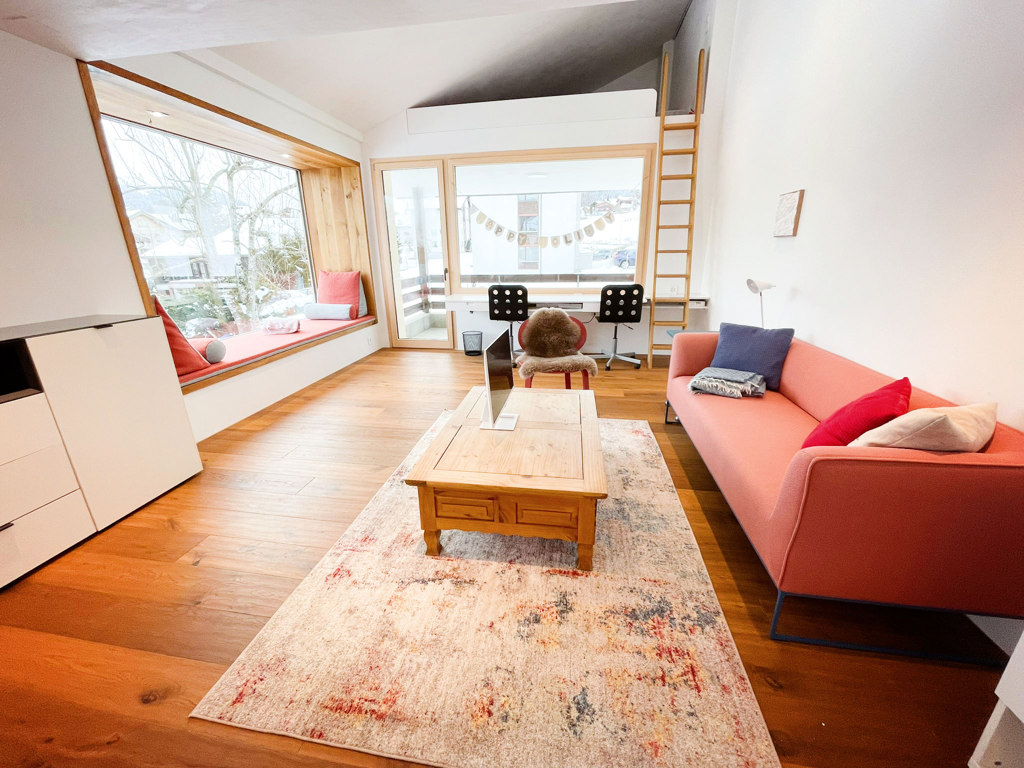 Das gemütliche, helle Wohnzimmer mit viel Platz