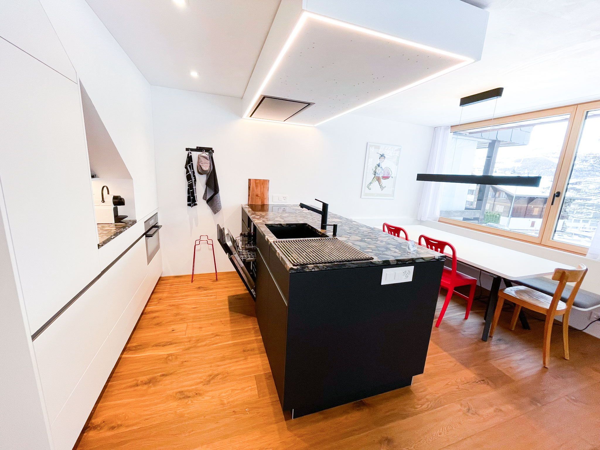 Grosszügige, moderne Küche mit Essecke für bis zu 8 Personen