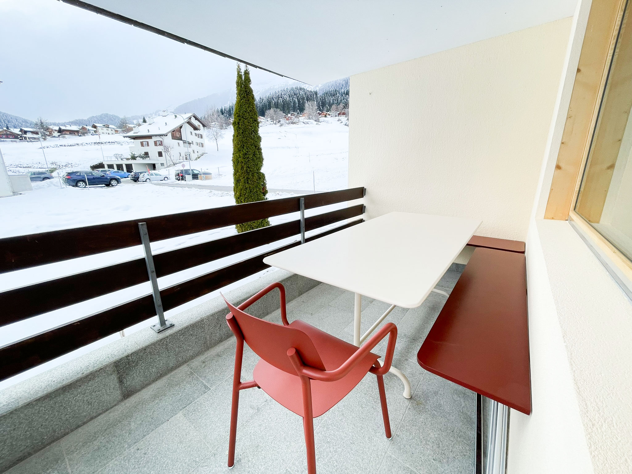 Gemütlicher Balkon mit grossem Esstisch/Sitzbank