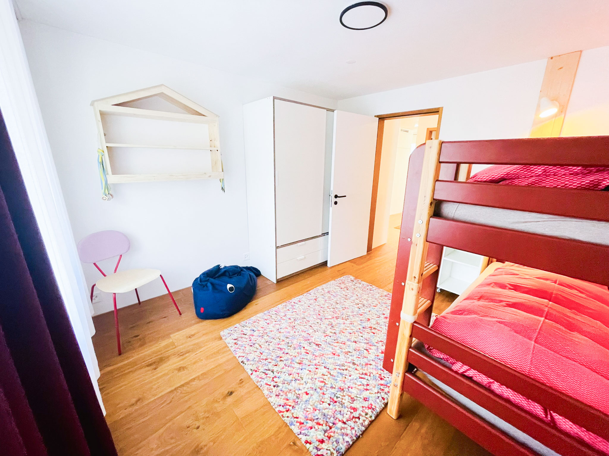 Viel Stauraum im Kinderzimmer (Auswahl an Spielsachen vorhanden)