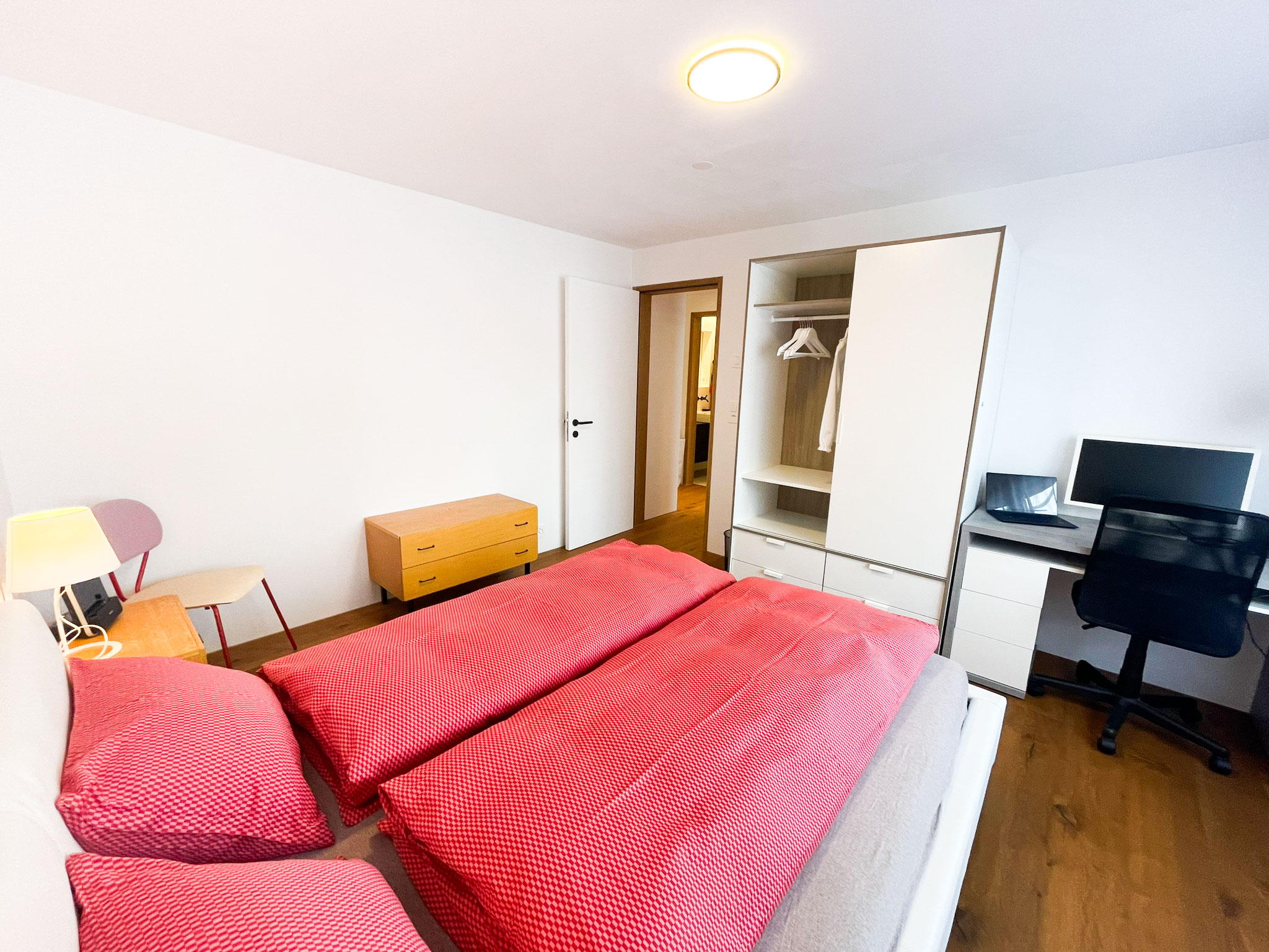 Das Elternzimmer verfügt über einen Schrank und einen kleinen Schreibtisch (für Home Office geeignet)