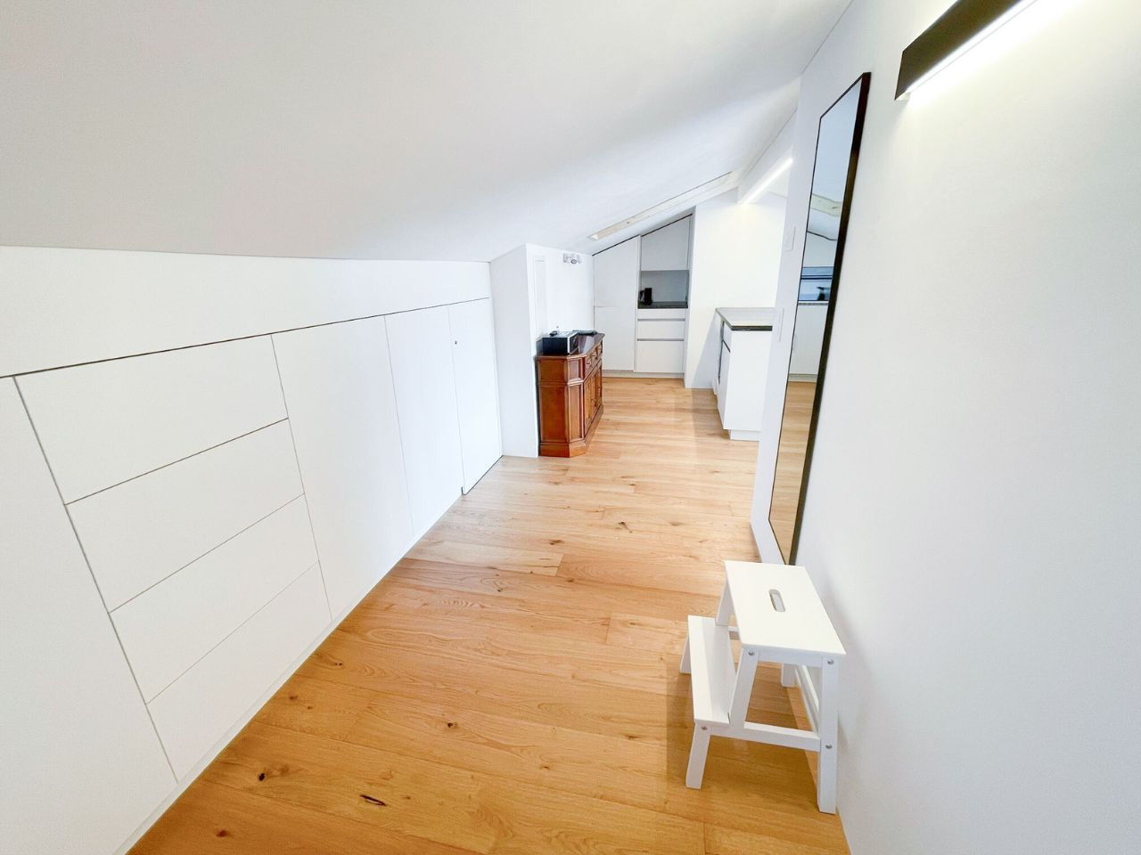 Viel Stauraum im Durchgang zum Schlafzimmer