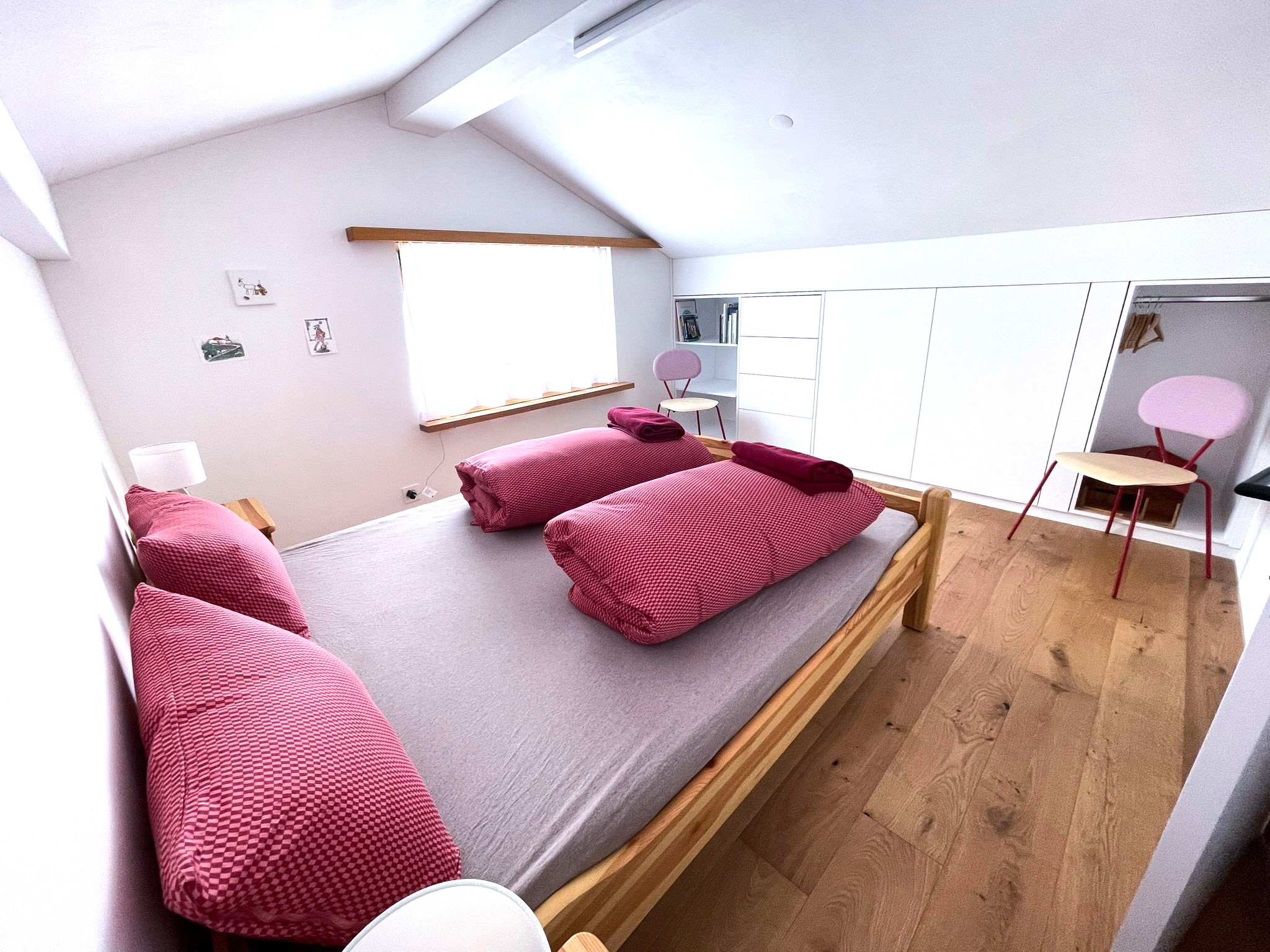 Viel Stauraum in Wandschränken im Elternschlafzimmer