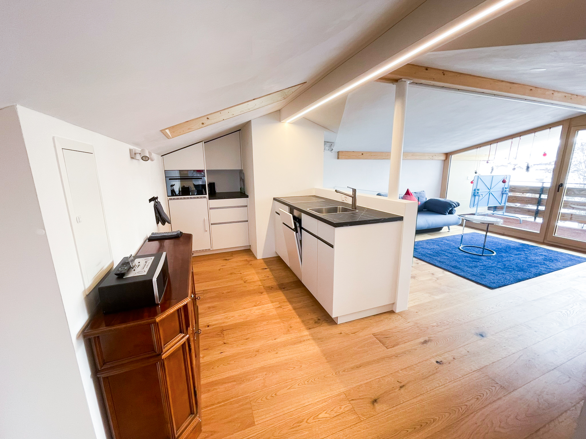 Voll ausgestattete, moderne Küche mit GWM, Backofen, Kühlschrank und Glaskeramik-Herd (Induktion)